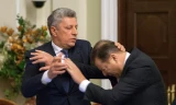 Lãnh đạo đảng Khối Đối lập Yuriy Boyko và thủ lĩnh đảng Cấp tiến Oleh Lyashko xô xát với nhau trong phiên họp của Quốc hội Ukraine 