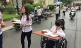 Thí sinh Lê Thị Hải An ngồi trên xe lăn tới phòng thi.
