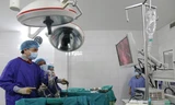 TS-BS Dương Văn Trung đang phẫu thuật cho bệnh nhân