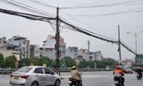 Hãi hùng với dãy cột điện nghiêng ngả, chằng chịt dây rợ giữa Quốc lộ 1A 