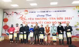 Người dân xúc động khi nhận những phần quà ý nghĩa - Ảnh Đức Thảo