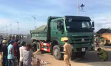 Lực lượng chức năng tiến hành khám nghiệm hiện trường vụ tai nạn. Ảnh Nguyễn Ngọc