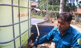 Dân quân xã vận chuyển nước đến cho các hộ có nhu cầu. Ảnh: Nguyễn Ngọc
