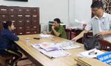Công an làm việc với đối tượng và tang vật