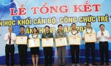Bí thư thường trực T.Ư Đoàn Nguyễn Anh Tuấn trao giải Nhất cho các thi sính xuất sắc 