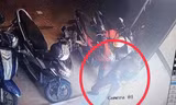 Hình ảnh kẻ cướp dùng búa đập vỡ tủ kính tiệm vàng được camera an ninh của tiệm vàng ghi lại. Ảnh T.M