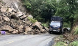 Mưa lớn gây sạt lở đá trên quốc lộ 28B, giao thông từ Lâm Đồng xuống Bình Thuận ùn tắc