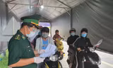 Lực lượng chức năng Bà Rịa-Vũng Tàu kiểm tra giấy đi đường của người dân. Ảnh: Nguyễn Long.
