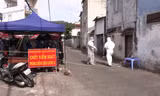 Người dân "vùng đỏ" tuyệt đối không ra khỏi nhà. Lực lượng chức năng sẽ hỗ trợ việc mua lương thực, thực phẩm, thuốc men cấp thiết... Ảnh: VTV.