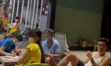 Khi lực lượng chức năng bố trí 1 bàn riêng để 4 người này ghi biên bản, một người trong nhóm đã tháo khẩu trang và châm thuốc hút, gác chân lên ghế, một người lên giọng: “Cao lắm nhiêu đây 50 triệu” và văng tục.