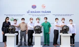Lãnh đạo Thành uỷ, UBND TPHCM, Bộ Y tế, Sở Y tế TPHCM cùng lãnh đạo bệnh viện và các doanh nghiệp tại buổi khánh thành 3 trung tâm hồi sức tích cực.