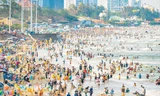 Du khách đến Vũng Tàu tăng gấp 3 lần, Bình Thuận 'cháy phòng'