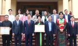 Chủ tịch tỉnh Bắc Ninh (thứ 4 bên trái) khen thưởng Hòa Minzy.