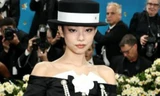 Jennie (BlackPink) kín đáo, Lisa diện quần như nội y ở Met Gala