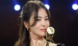 Song Hye Kyo bật khóc khi thắng giải thưởng danh giá