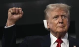 Áo in hình nắm đấm của ông Trump tạo cơn sốt