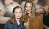 Con gái út của Angelina Jolie mặc đồ công nhân