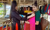 Hình ảnh áo bà ba xưa và nay bên bờ kè Xà No