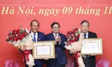 Thủ tướng Phạm Minh Chính trao Huy hiệu Đảng cho hai nguyên phó thủ tướng 