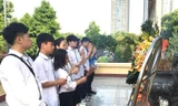 Đảng viên trẻ trường chuyên Hà Nội - Amsterdam dâng hương tưởng niệm các Anh hùng Liệt sĩ