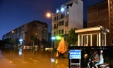 Người dân khu đô thị tìm đường về nhà trong biển nước