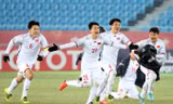 Các cầu thủ U23 Việt Nam chú trọng mặc áo ấm và găng tay khi thi đấu dưới tiết trời lạnh ở Trung Quốc. Ảnh: Anh Khoa.