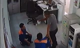 Hưng liên tục dùng cốc thủy tinh, ấm trà đập vào đầu hai nhân viên bán xăng. Ảnh: Cắt từ Clip.