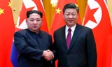 Chủ tịch Triều Tiên Kim Jong-un (trái) và Chủ tịch Trung Quốc Tập Cận Bình (phải). Ảnh: Reuters