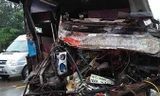 Xe khách biến dạng sau cú đâm vào xe tải. 