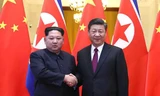 Nhà lãnh đạo Triều Tiên Kim Jong-un bắt tay Chủ tịch Trung Quốc Tập Cận Bình tại Bắc Kinh. Ảnh: Xinhua.