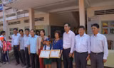 Lãnh đạo tỉnh Cà Mau, huyện U Minh và gia đình chụp hình kỷ niệm với em Nguyễn Nhật Nam.