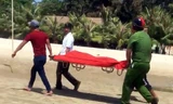 Lực lượng chức năng đưa nạn nhân đuối nước lên bờ.