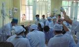Rất nhiều y, bác sỹ tích cực tập trung điều trị cho các bệnh nhân.