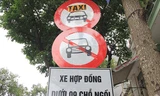 Biển cấm xe hợp đồng dưới 9 chỗ bên cạnh cấm taxi truyền thống mới xuất hiện trên đường phố Hà Nội. Ảnh: VnExpress.