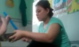 Bảo mẫu bạo hành trẻ trong lúc ăn. Ảnh: Cắt từ clip.
