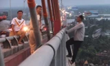 Thanh niên nghi ngáo đá đu lan can cầu Rạch Miễu