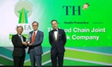 Ông Wolfgang Friess, Tổng Giám đốc Công ty Cổ phần Chuỗi Thực phẩm TH (Tập đoàn TH) nhận Giải thưởng Doanh nghiệp Trách nhiệm Châu Á, hạng mục “Nâng cao Sức khỏe” từ Ban tổ chức.
