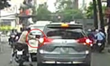Táo tợn cướp gương chiếu hậu ôtô giữa phố Sài Gòn