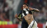 Alves lập công cho Juventus.
