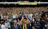 Van Persie được các CĐV Fenerbahce chào đón nồng nhiệt.