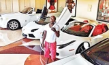 Mayweather sở hữu rất nhiều siêu xe đắt tiền.