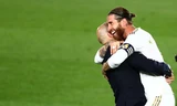 HLV Zinedine Zidane ăn mừng chức vô địch La Liga cùng Sergio Ramos.