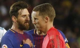 Messi tranh cãi với trọng tài.
