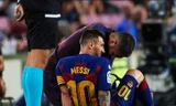 Messi dính chấn thương háng trong trận thắng 2-1 của Barcelona trước Villarreal.