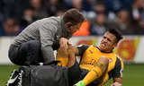 Alexis Sanchez lại dính chấn thương.