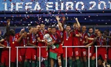 Các cầu thủ Bồ Đào Nha nhận cúp vô địch EURO 2016