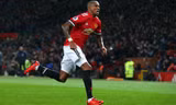 Ashley Young tỏa sáng trước Watford.