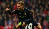 Antoine Griezmann ăn mừng bàn thắng quan trọng cho Atletico Madrid.