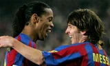 Messi và Ronaldinho hồi còn cùng khoác áo Barcelona.