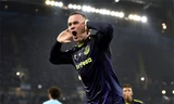 Wayne Rooney tặng bàn thắng vào lưới Man City cho CĐV M.U.